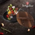 Kép 2/3 - BERLINGER HAUS LP-BH-190 öntöttvas wok fa fedővel, 30 cm, 3 az 1-ben, Sütőbe tehető, Indukciós főzőlapon használható, Piknikezéshez is alaklmas, Fekete